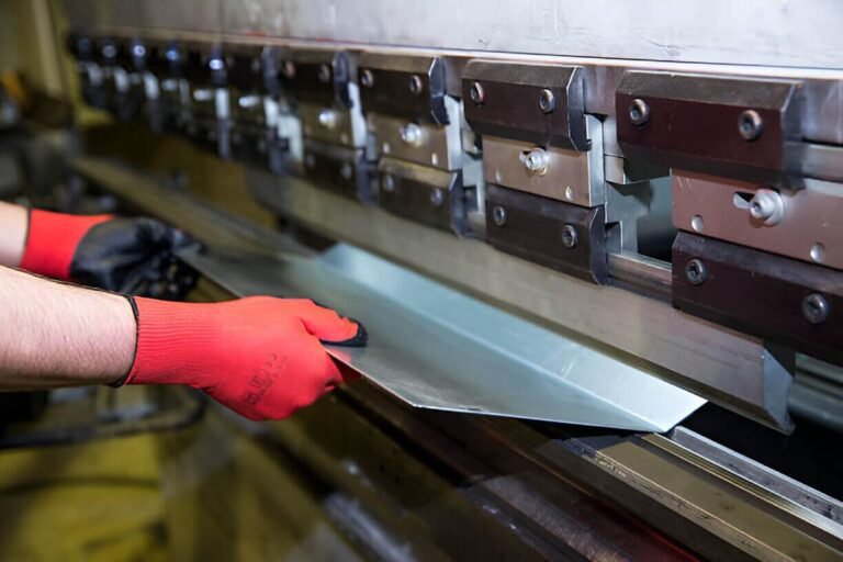Corte e Dobra de Aço Inox: 5 segredos para um acabamento perfeito