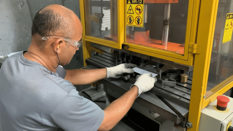 Da criação do molde à produção em volume, conheça o processo de estamparia de metais