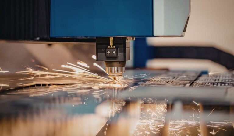 Corte a laser ou jato de água: descubra qual tecnologia é ideal para o seu material