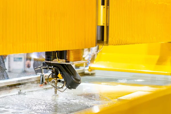 Titânio e ligas duras: por que o corte a jato d’água é a tecnologia mais indicada?