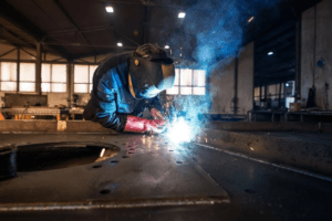 Conjunto estrutural industrial montado com solda qualificada e caldeiraria de precisão pela Mikro Stamp, empresa especializada em montagem industrial em Campinas.