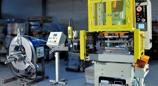 Ferramentaria interna da Mikro Stamp com moldes e estampos para produção industrial de alta precisão, empresa de estamparia com 36 anos de mercado em Campinas.
