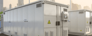Abrigo metálico sob medida para proteção de gerador de energia industrial fabricado em aço com acabamento técnico pela Mikro Stamp, empresa de conformação metálica em Campinas.