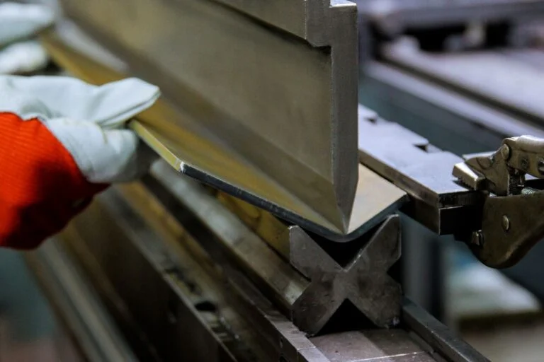 Serviços de corte e dobra de chapas: garanta agilidade na sua montagem industrial com a Mikro Stamp