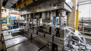 Estampo de corte industrial de precisão com punção e matriz fabricados em aço ferramenta para produção em série de peças metálicas na Mikro Stamp, Campinas.