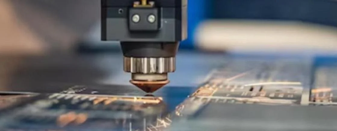 Corte de chapa de aço a laser com feixe de alta potência e precisão milimétrica em operação industrial na Mikro Stamp, empresa de conformação metálica em Campinas.