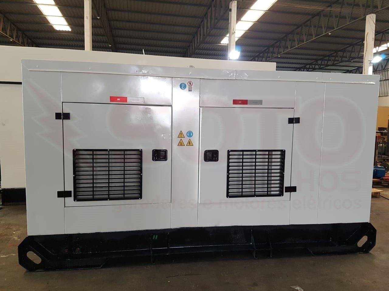 Estrutura metálica para base de gerador de energia industrial fabricada em aço com precisão técnica pela Mikro Stamp, empresa de estamparia e ferramentaria em Campinas.