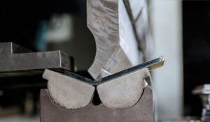 Corte e dobra de chapas de aço